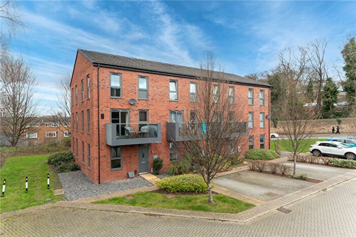2 Bedroom Town House For Sale In Finchdale Close, Wakefield, West Yorkshire, WF1