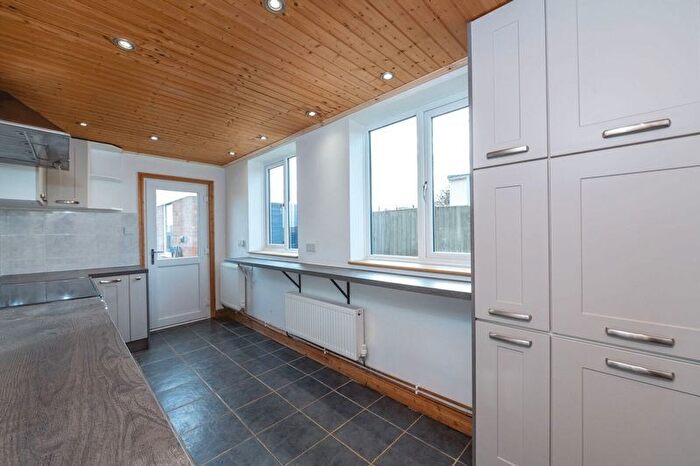 3 Bedroom Semi-Detached House To Rent In Well-Presented Family Home In Walcott, Lincoln, LN4