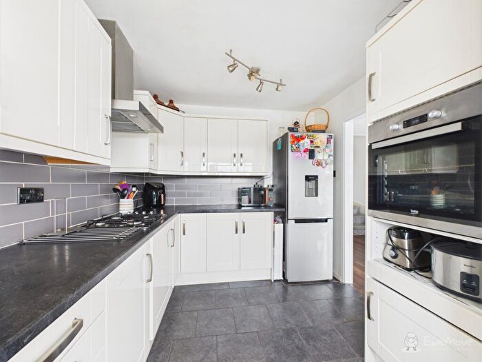 3 Bedroom Semi-Detached House For Sale In Vincent Close, Newmarket, Suffolk, CB8