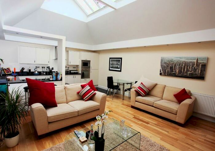 2 Bedroom Apartment To Rent In Castle Lane, Bedford, Bedfordshire, MK40