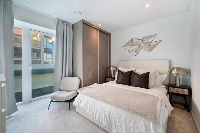 2 Bedroom Apartment For Sale In York Way, London, N7