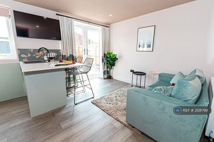 2 Bedroom Flat To Rent In Holdenhurst Road, Bournemouth, BH8