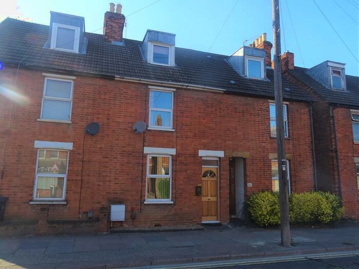 3 Bedroom Town House To Rent In Newnham Avenue, Bedford, MK41