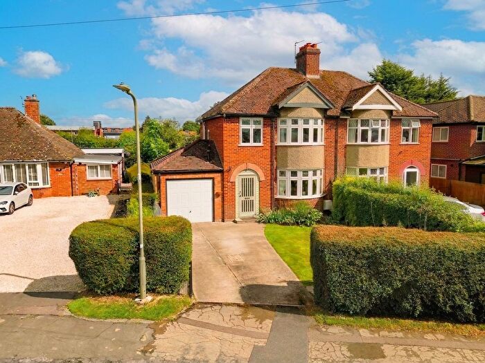 3 Bedroom Semi-Detached House For Sale In Queens Road, Thame, OX9