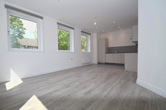 1 Bedroom Flat To Rent In Clearview House, Pinner Road, Northwood, HA6