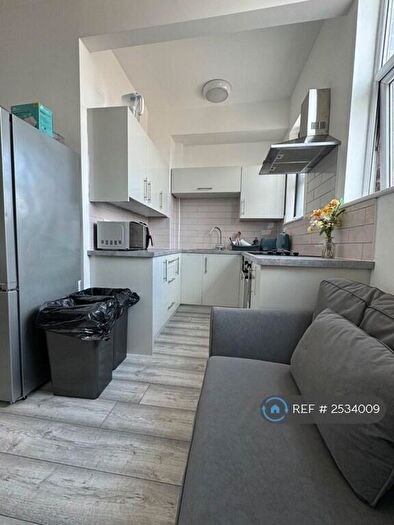 3 Bedroom Flat To Rent In Queens Road, Beeston, NG9