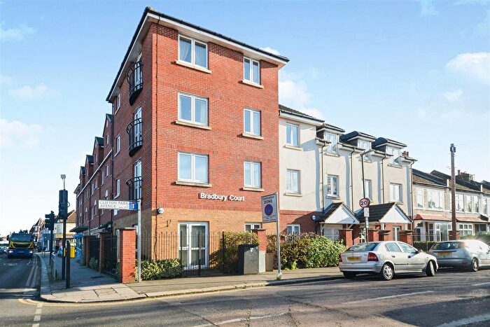 1 Bedroom Flat To Rent In Clifton Park Avenue, Raynes Park, SW20