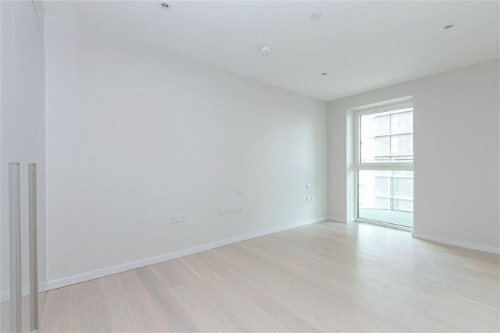 1 Bedroom Flat To Rent In Glasshouse Gardens, London, E20