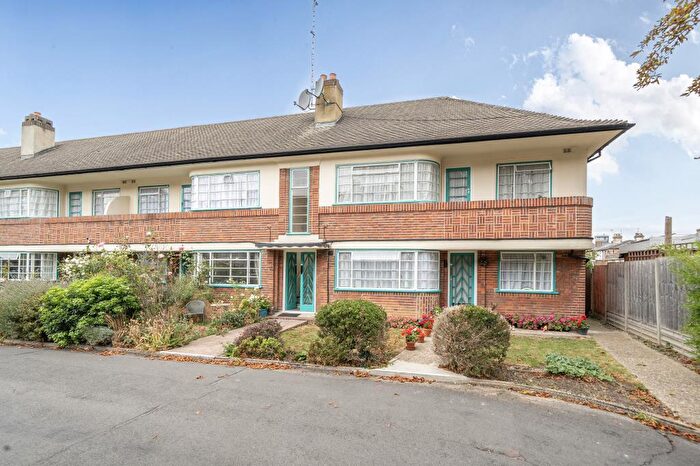 2 Bedroom Flat To Rent In Glenhill Close, Finchley, N3