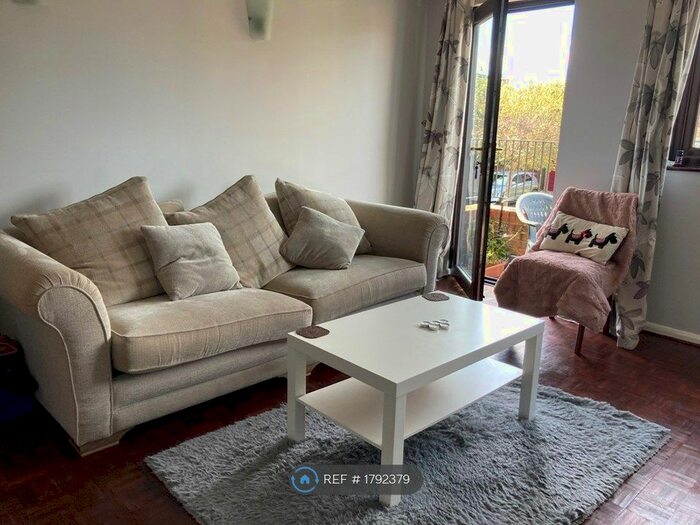 2 Bedroom Flat To Rent In Veronica Gardens, London, SW16