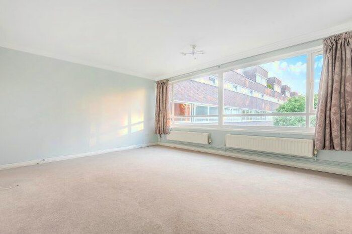 2 Bedroom Flat To Rent In Fair Acres, Bromley, BR2