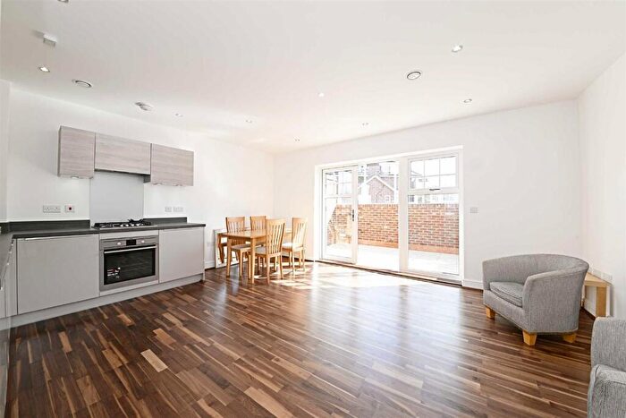 2 Bedroom Flat To Rent In Bunns Lane, Mill Hill, NW7