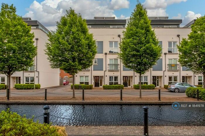 2 Bedroom Penthouse To Rent In Canalside, Redhill, RH1