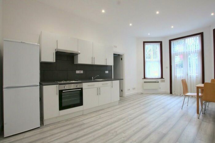 Flat To Rent In Park Avenue, Willesden, NW2