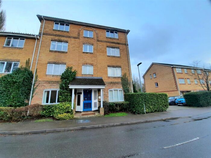 2 Bedroom Flat To Rent In Kingfisher Drive, Hemel Hempstead HP3