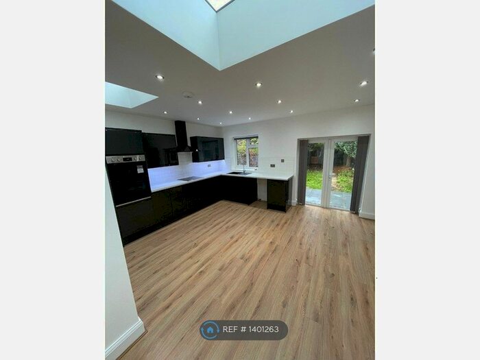 3 Bedroom Semi-Detached House To Rent In Enfield, Enfield, EN2