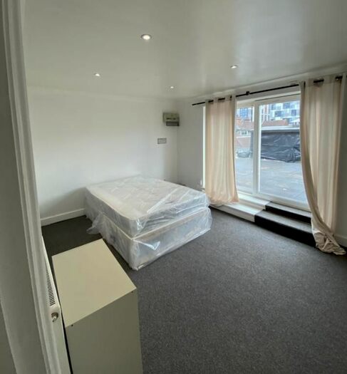 3 Bedroom Flat To Rent In The Polygon, Southampton, SO15