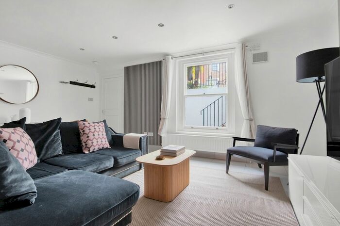 2 Bedroom Flat To Rent In Kensington, London, W8