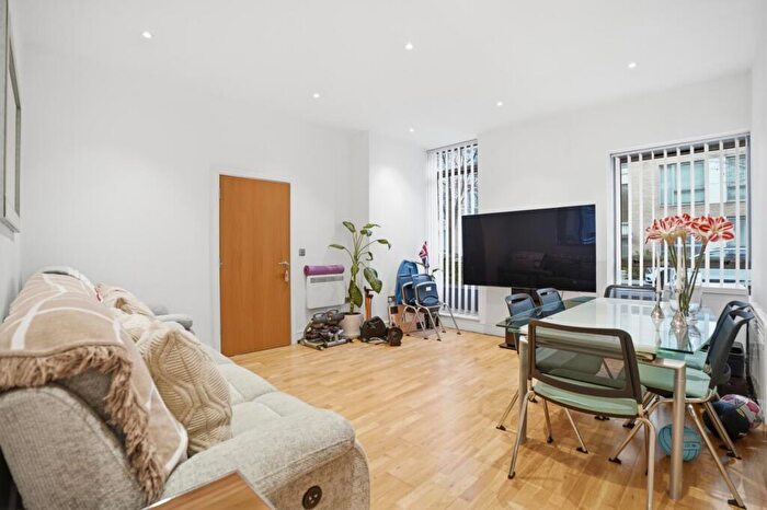 2 Bedroom Flat For Sale In Peckham Grove, Peckham, London, SE15