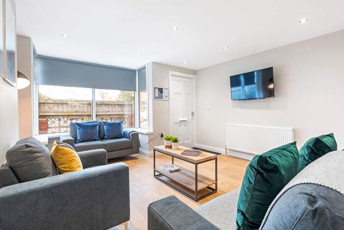 6 Bedroom Semi-Detached House To Rent In Mayville Road, Leeds, LS6