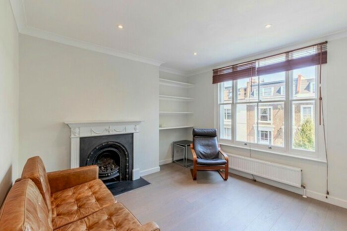 2 Bedroom Flat To Rent In Kempsford Gardens, Earls Court, SW5