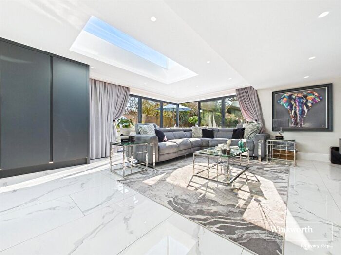 4 Bedroom Detached House For Sale In Norton Road, Wokingham Outskirts, Berkshire, RG7