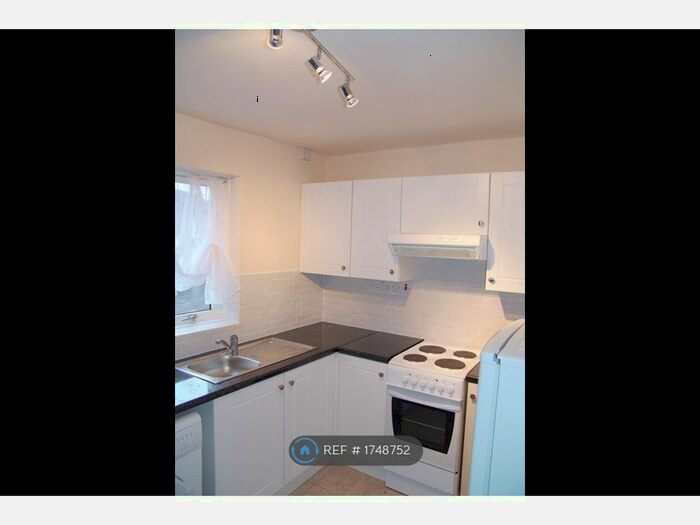 3 Bedroom Flat To Rent In Merlin Road, Irlam, Manchester, M44