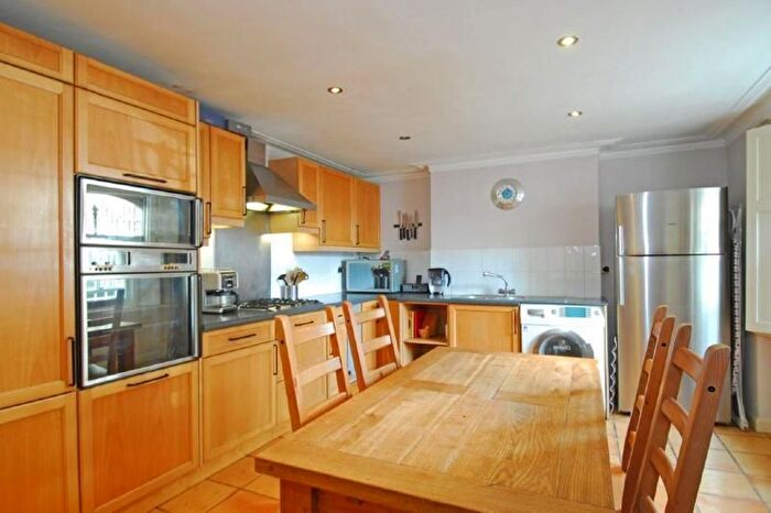 3 Bedroom Flat To Rent In Radcot Street, London, SE11