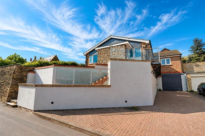 3 Bedroom Detached Bungalow For Sale In High Street South, Rushden, NN10