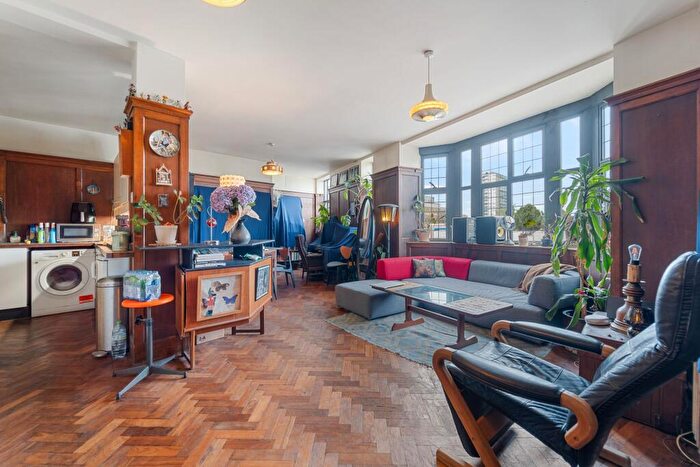 2 Bedroom Flat To Rent In Commercial Road, London, E1