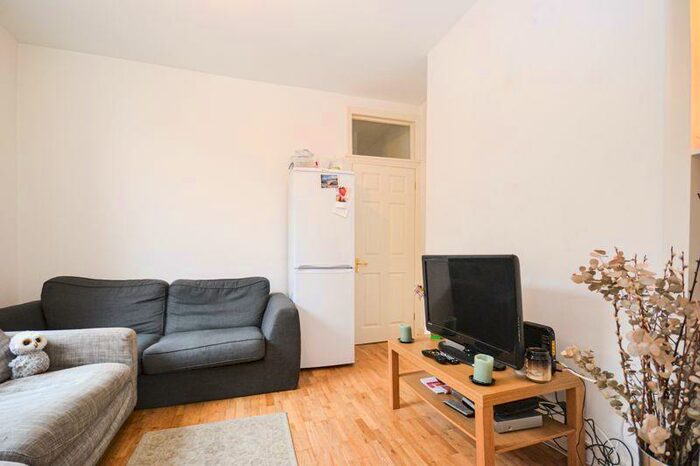 2 Bedroom Flat To Rent In Hazelbourne Road, SW12