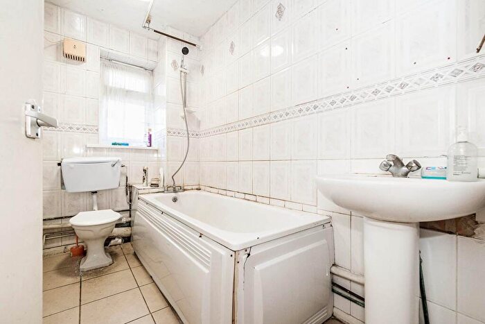 2 Bedroom Apartment For Sale In South Molton Road, London, E16