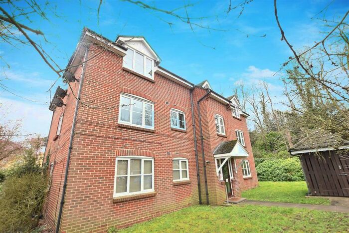 2 Bedroom Flat To Rent In Bankside Close, Isleworth, TW7