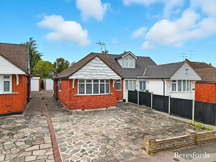 3 Bedroom Bungalow For Sale In Hunter Avenue, Shenfield, CM15