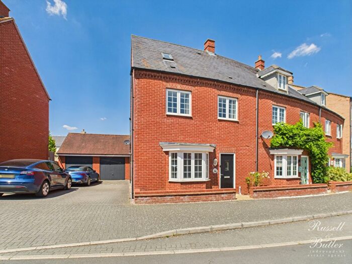 3 Bedroom Town House To Rent In Needlepin Way, Buckingham, MK18