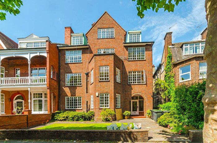 3 Bedroom Flat For Sale In Queens Avenue, Muswell Hill, London, N10
