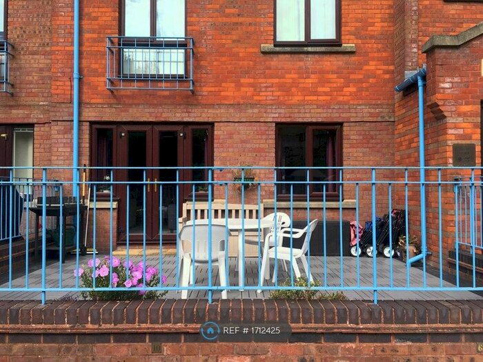 2 Bedroom Flat To Rent In Greys Court, Reading, RG1