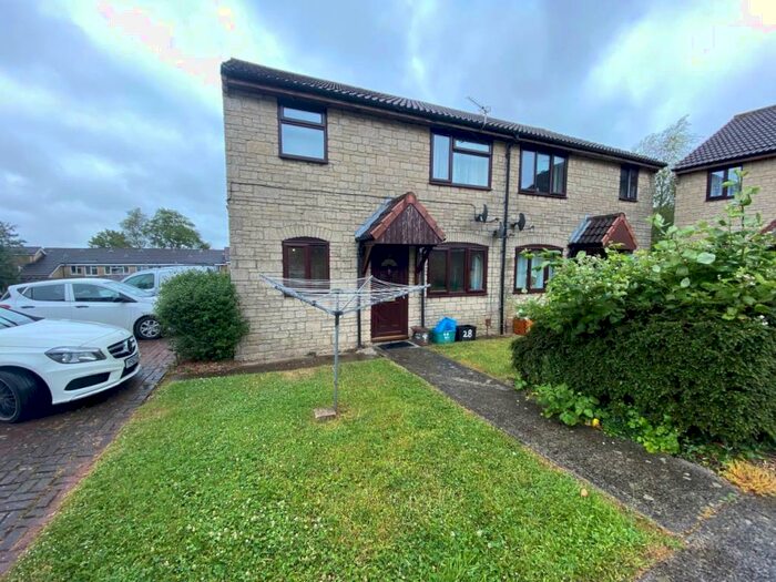 2 Bedroom Flat To Rent In Knights Court, Frome, Somerset, BA11