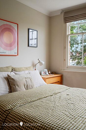 2 Bedroom Flat For Sale In Cranwich Road, London, N16