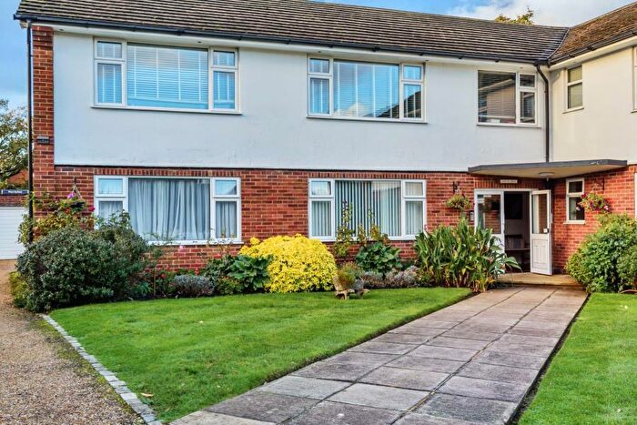 2 Bedroom Flat To Rent In West Byfleet, Surrey, KT14