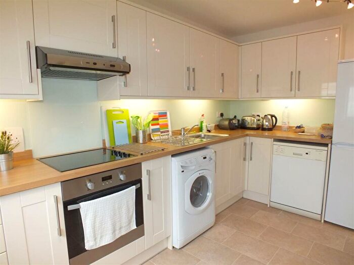 3 Bedroom Flat To Rent In Ludham, Lismore Circus, NW5
