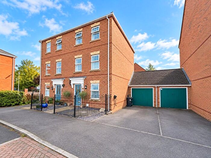 4 Bedroom Semi-Detached House For Sale In Whitgift Close, Beggarwood, Basingstoke, RG22