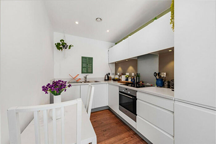 1 Bedroom Flat For Sale In Clovelly Place, Greenhithe, DA9