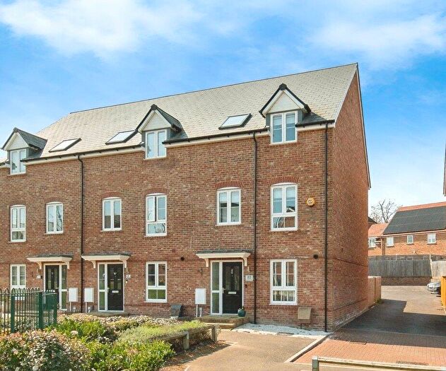 4 Bedroom End Of Terrace House For Sale In Saunders Way, Basingstoke, RG23