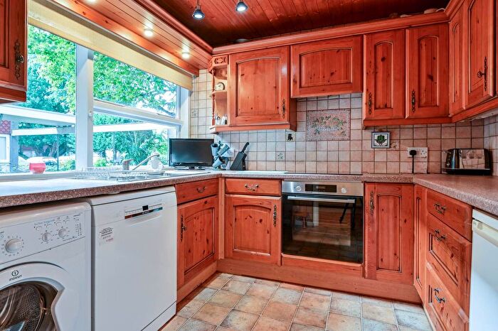 2 Bedroom Flat To Rent In Parkleys, Ham, Richmond, TW10