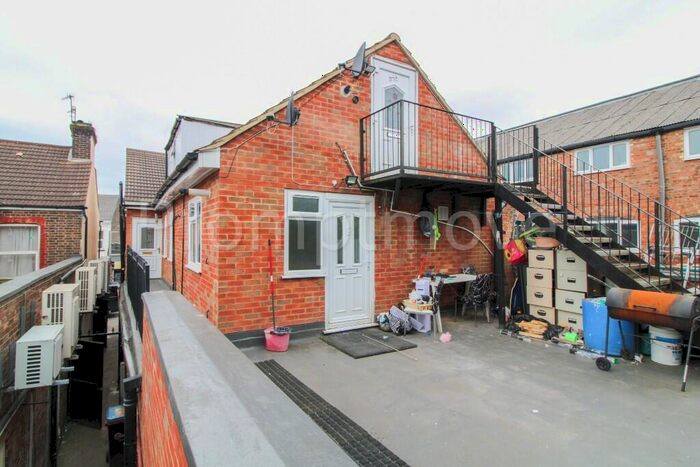 2 Bedroom Flat To Rent In Bury Park Road, Luton, Bedfordshire, LU1