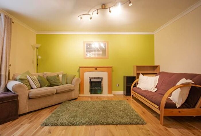 2 Bedroom Flat To Rent In Old Tolbooth Wynd, Edinburgh, EH8