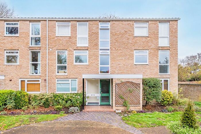 1 Bedroom Flat For Sale In Harrowdene Gardens, Teddington, TW11