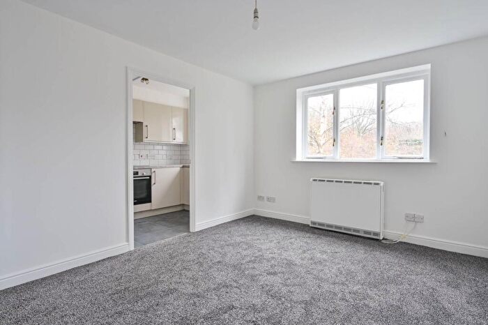 1 Bedroom Flat To Rent In Woodfield Road, Thames Ditton, KT7