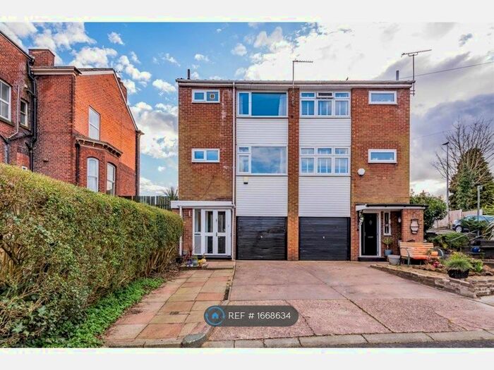 4 Bedroom Semi-Detached House To Rent In Stoneacre Court, Manchester, M27